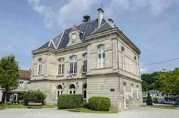 Francia - Pierrefonds 02 - ayuntamiento.jpg